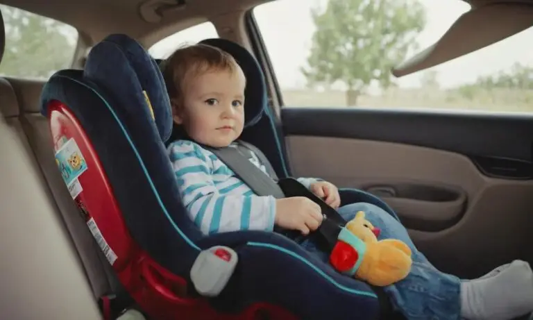 Come fissare il seggiolino auto in modo sicuro per il tuo bambino